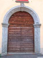 vieille porte gothique en bois avec une arche en pierre photo