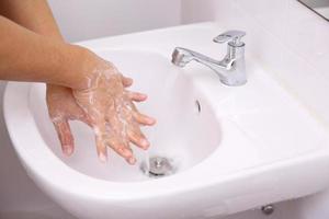 se laver les mains dans l'évier photo