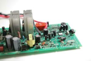 Puissance la fourniture moderne circuit imprimé planche avec électronique Composants avec transistor. pcb détail photo