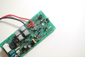Puissance la fourniture moderne circuit imprimé planche avec électronique Composants avec transistor. électrique ingénierie. photo