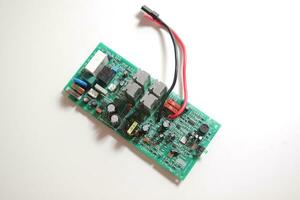 Puissance la fourniture moderne circuit imprimé planche avec électronique Composants avec transistor. pcb détail photo