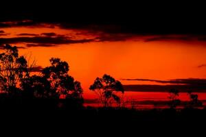 le coucher du soleil sur le sommet de la colline dans Queensland photo