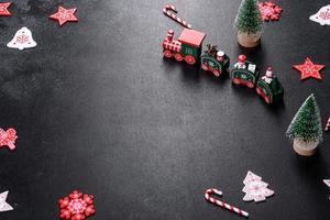 éléments rouges et blancs qui sont utilisés pour décorer le sapin de noël photo