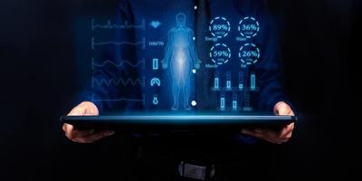 écran d'hologramme, scanner le corps, montrer les nutriments dans le corps photo