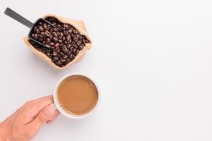 tasse à café, grains de café, scène de fond blanc photo