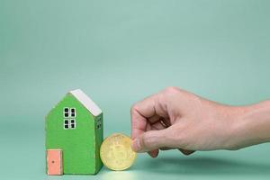 utiliser des pièces de crypto-monnaie pour acheter un logement ou investir dans l'immobilier photo