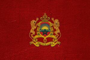 drapeau et manteau de bras de Royaume de Maroc sur une texturé Contexte. concept collage. photo