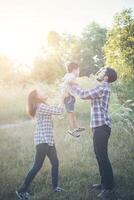 jeune famille heureuse passant du temps ensemble à l'extérieur. concept d'amour familial photo