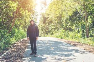 homme de randonneur marchant sur la route rurale. concept de tourisme de vacances. photo