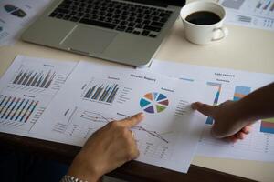 homme d'affaires et femme discutant sur les graphiques boursiers au bureau. photo