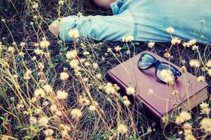 style vintage d'appareil photo rétro avec livre et lunettes dans le flowe