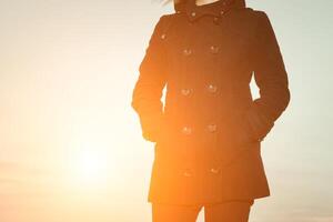 jeune femme au manteau noir photo