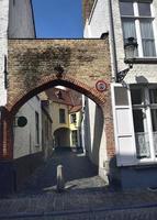 arc à une rue étroite de la ville de bruges photo