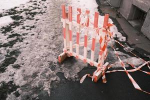 bouclier rouge et blanc à rayures en bois avec un ruban en plastique enroulé autour photo