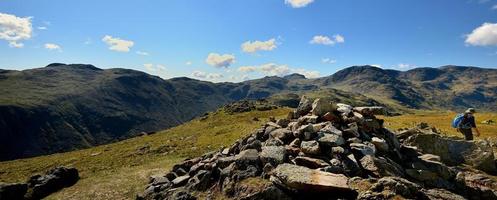 marcheur et le cairn sur socle marron photo