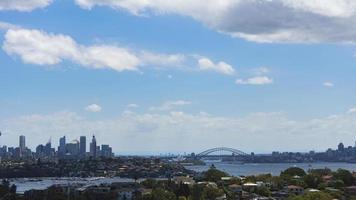 horizon de la ville sous le ciel bleu et les nuages blancs pendant la journée photo