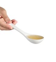 main tenant la soupe de nouilles en cuillère sur fond blanc photo