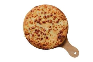 Vue de dessus de la pizza sur un plateau en bois sur fond blanc photo