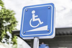 signe de stationnement pour les personnes handicapées en voiture photo