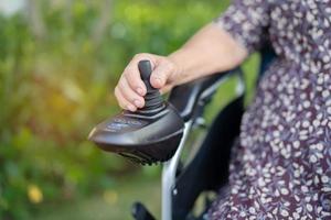 Asian senior woman patient sur fauteuil roulant électrique photo