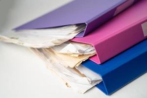 Pile de reliure de dossier de fichiers de plusieurs couleurs sur une table au bureau. photo