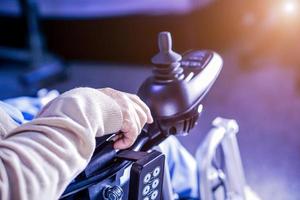 une patiente asiatique âgée utilise un fauteuil roulant électrique à l'hôpital. photo