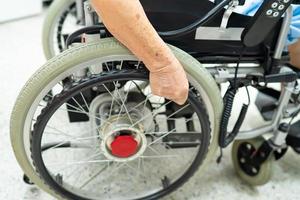 Asian senior woman patient sur fauteuil roulant électrique à l'hôpital photo