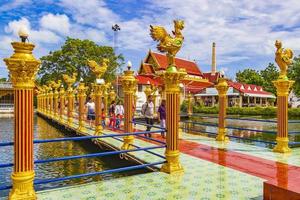 Architecture colorée au temple wat plai laem sur l'île de koh samui, thaïlande, 2018 photo