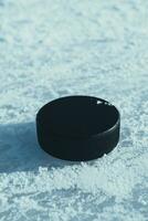 le hockey palet mensonges sur le neige fermer photo