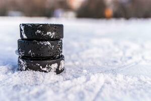 noir le hockey rondelles mensonges sur la glace à stade photo