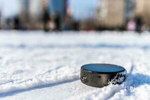 le hockey palet mensonges sur le neige macro photo