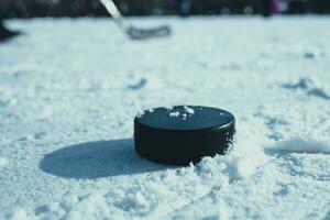 le hockey palet mensonges sur le neige fermer photo