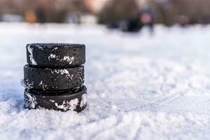 noir le hockey rondelles mensonges sur la glace à stade photo