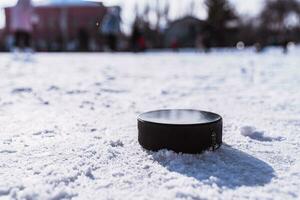 le hockey palet mensonges sur le neige macro photo