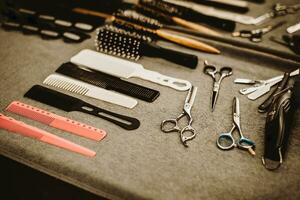 coiffeur accessoires sont sur le étagère dans le salon photo