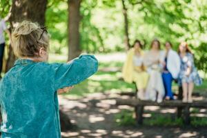 le mariage photographe photographies le invités de le la mariée et jeune marié dans la nature photo