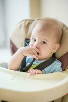 bébé séance sur une chaise et attendre pour mère photo