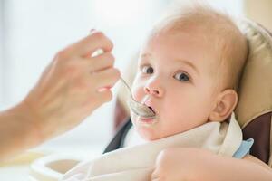 mère alimentation sa bébé Sein bouillie journée photo