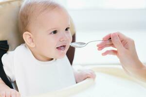 maman alimente sa neuf mois bébé à Accueil photo