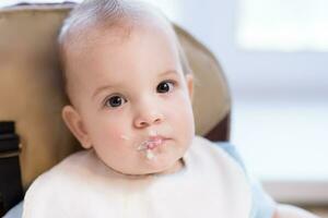 portrait de une bébé qui a mangé bouillie photo