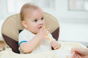 mère alimentation sa bébé Sein bouillie journée photo