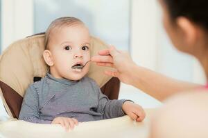 mère alimentation sa bébé Sein bouillie journée photo