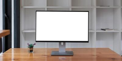 ordinateur portable avec écran vide sur table photo