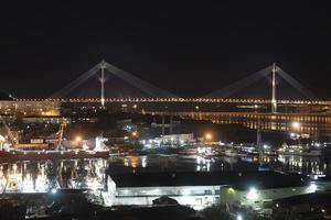 paysage de nuit avec vue sur le pont russe. photo