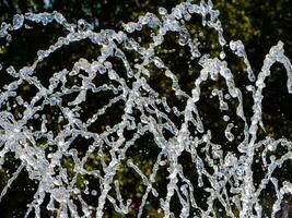 fermer sur watter les flux de une l'eau Fontaine photo