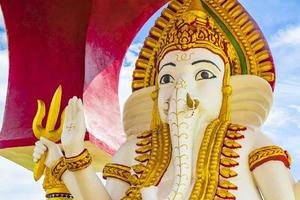 Statue de dieu éléphant au temple wat plai laem sur l'île de koh samui, thaïlande photo