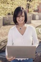 affaires femme travail sur le ordinateur dans une parking photo