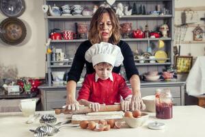 maman portion sa fils préparer sucré nourriture photo