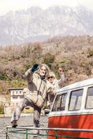 magnifique mature couple ayant amusement séance sur une bateau photo