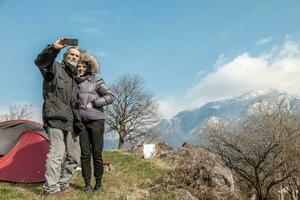 magnifique mature couple prend une selfie avec téléphone intelligent photo